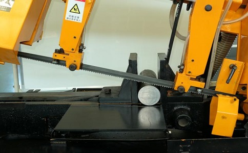 双清数控带锯床自动送料精度会出现偏差吗？